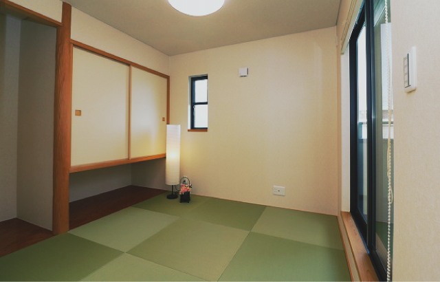 勾配天井の2階LDK